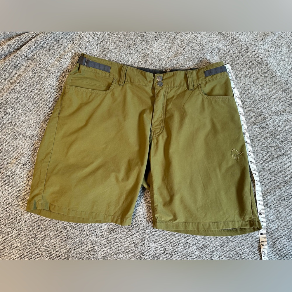 Olive coloured, size Large, Norrona Svalbard light cotton shorts